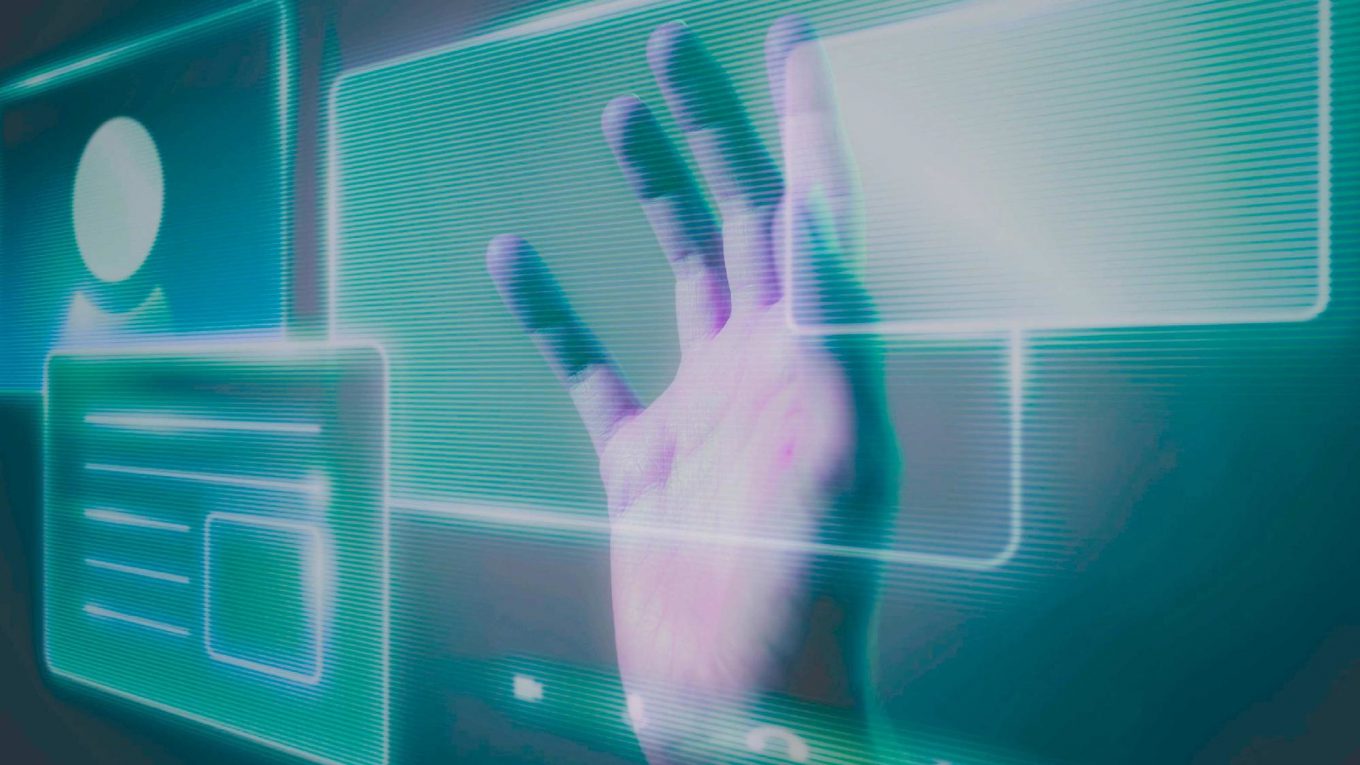 Mão de uma pessoa sobre tela eletrônica